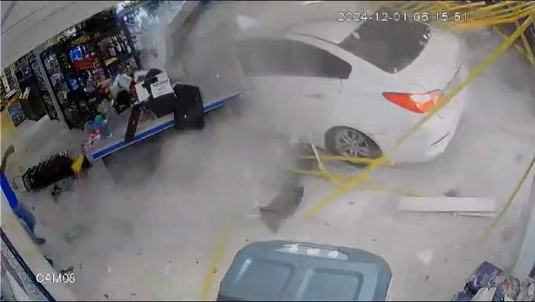 VÍDEO: Veja o momento em que motorista invade distribuidora de bebidas e atinge funcionários