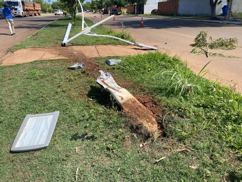 Suspeito furta carro de órgão federal e derruba postes durante acidente em Palmas