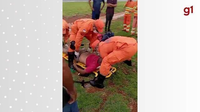 VÍDEO: homem fica ferido após levar choque enquanto atravessava canteiro da BR-153