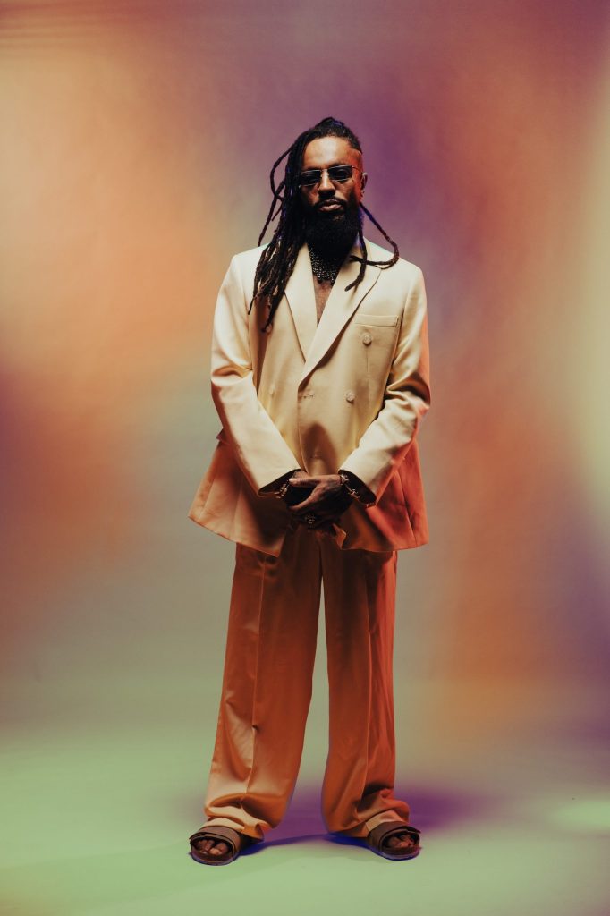 Rael pega ondas leves e vai para a pista em álbum que traz Ivete Sangalo, Mano Brown, Ludmilla, Marina Sena e FBC