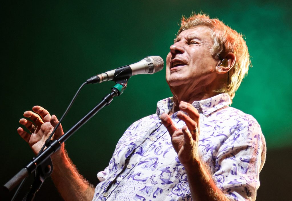 Flávio Venturini repassa ‘páginas de um livro bom’ em show nostálgico que resume 50 anos de história do artista