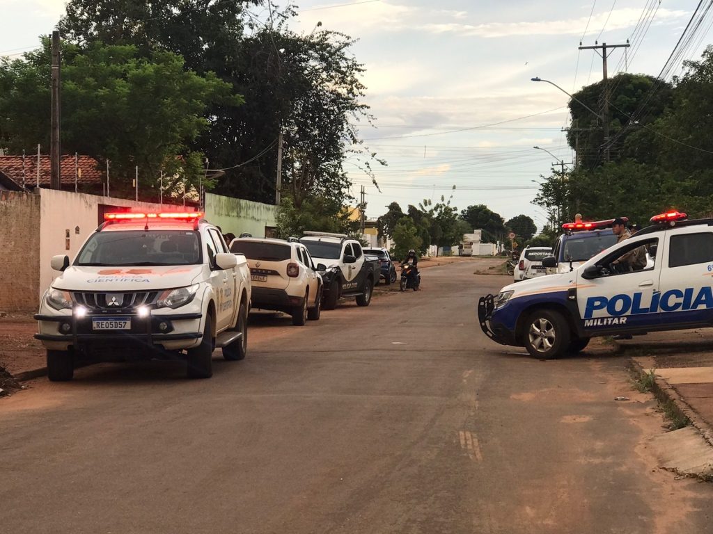 Acusados de matar e deixar faca cravada no peito do amigo são condenados e penas somadas chegam a 55 anos de prisão