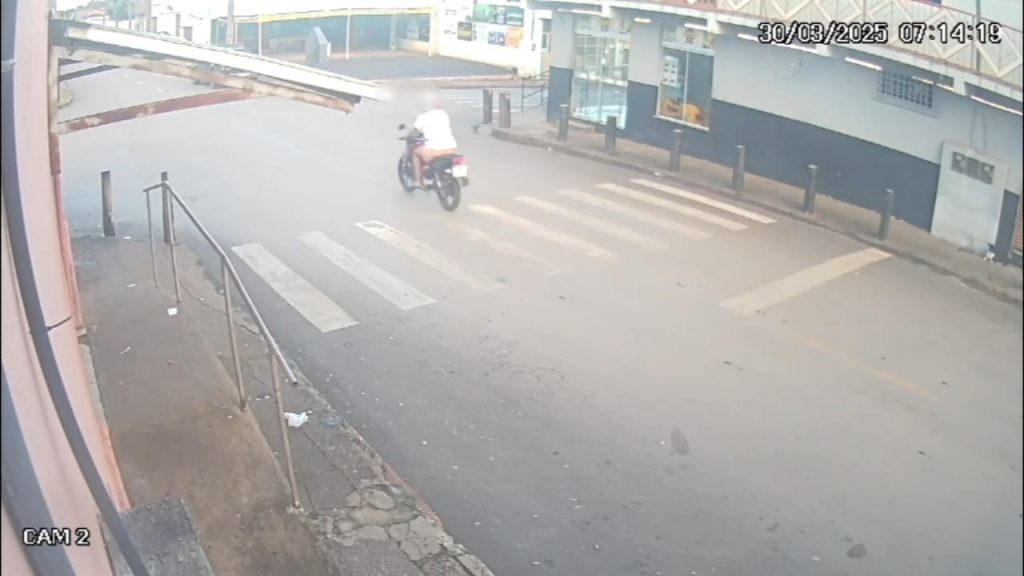 Vídeo mostra acidente que matou motociclista em cruzamento