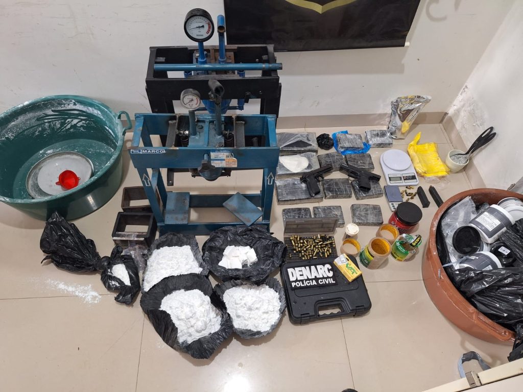 Operação fecha laboratório com mais de 10 kg de cocaína, armas e munições e prende dois suspeitos durante fuga