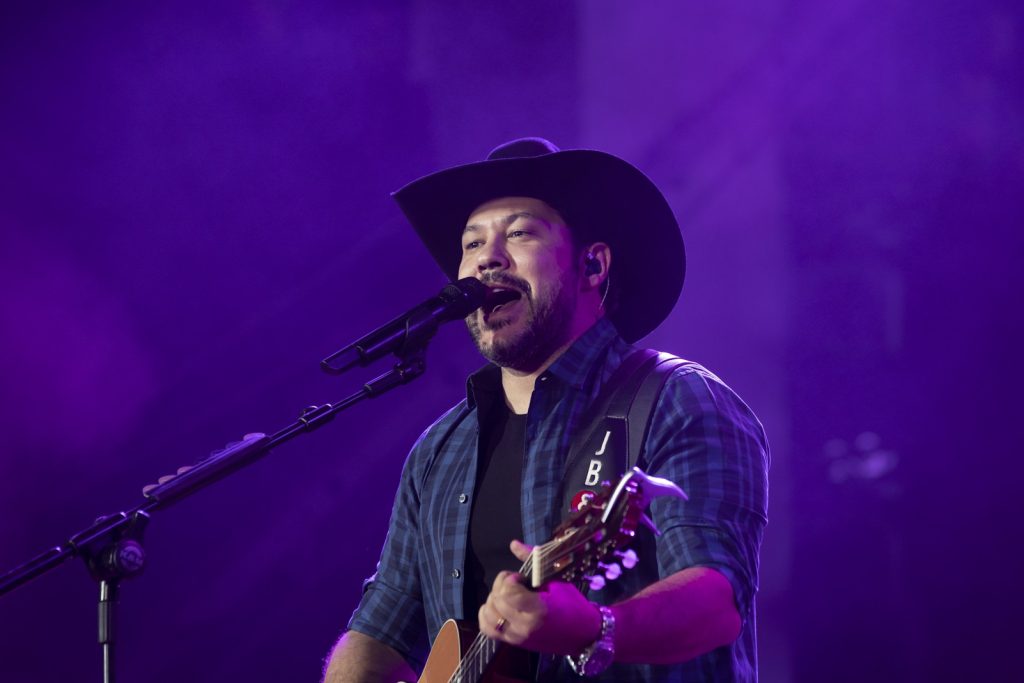‘Fuscão Preto’, ‘Chora Me Liga’, ‘Nuvem de Lágrimas’… Saiba qual hit sertanejo bombou no ano em que você nasceu