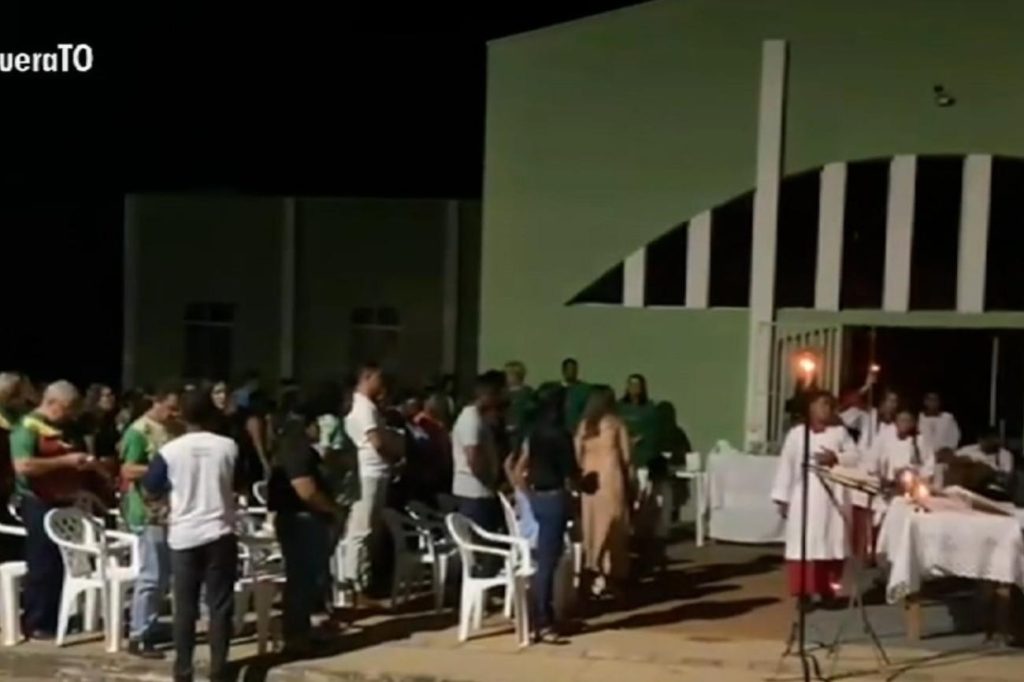 Fiéis celebram missa sob a luz de poste após furto dos fios de igreja: ‘Prejuízo de R$ 10 mil’
