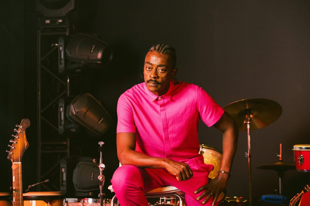 Seu Jorge fala do 1º álbum de inéditas em 10 anos: ‘Não podemos rebaixar o nível da poesia da MPB’
