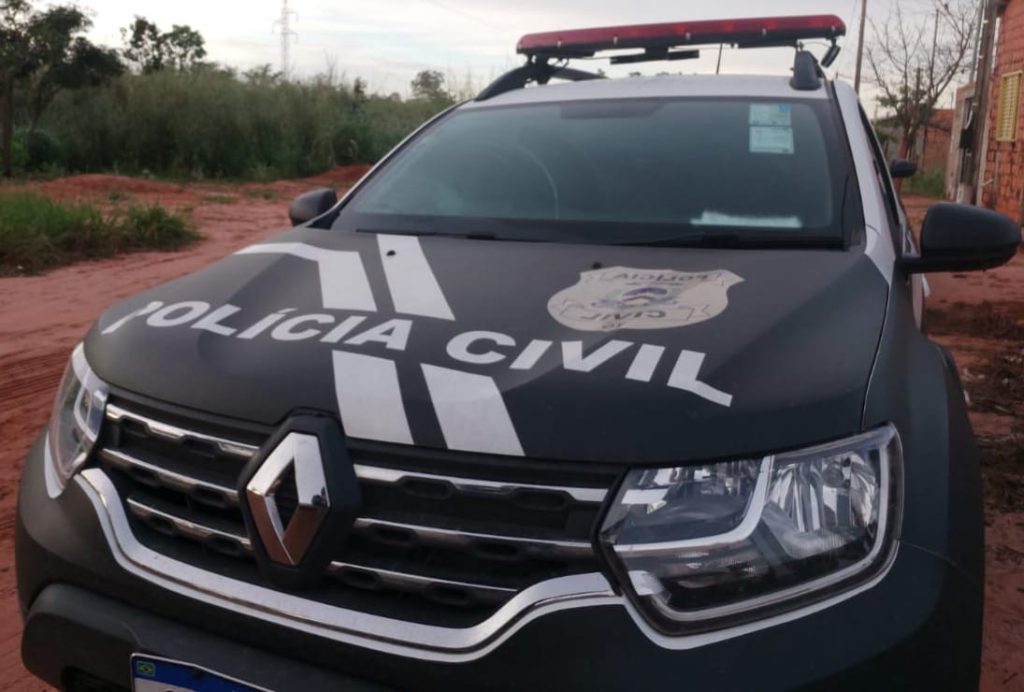 Homem morre após cair de telhado enquanto fazia serviço em empresa, diz polícia