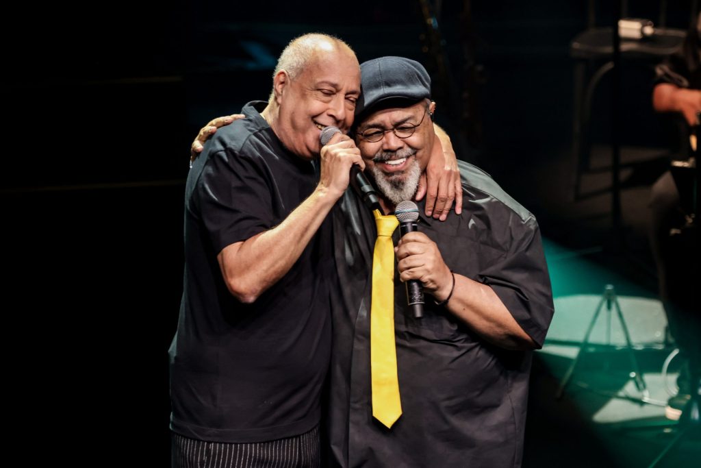 Sombrinha revê amigos ao repisar 50 anos de samba e suor em show no Rio