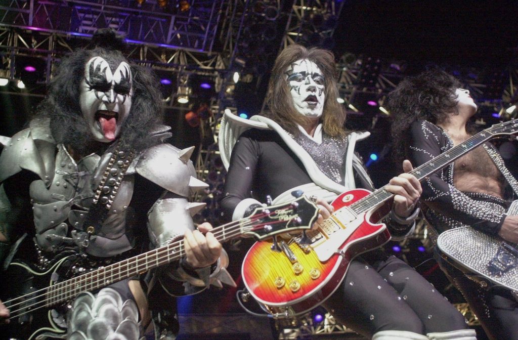 Gene Simmons e ex-membros do Kiss homenageiam Ace Frehley, morto aos 74: ‘Estamos devastados’