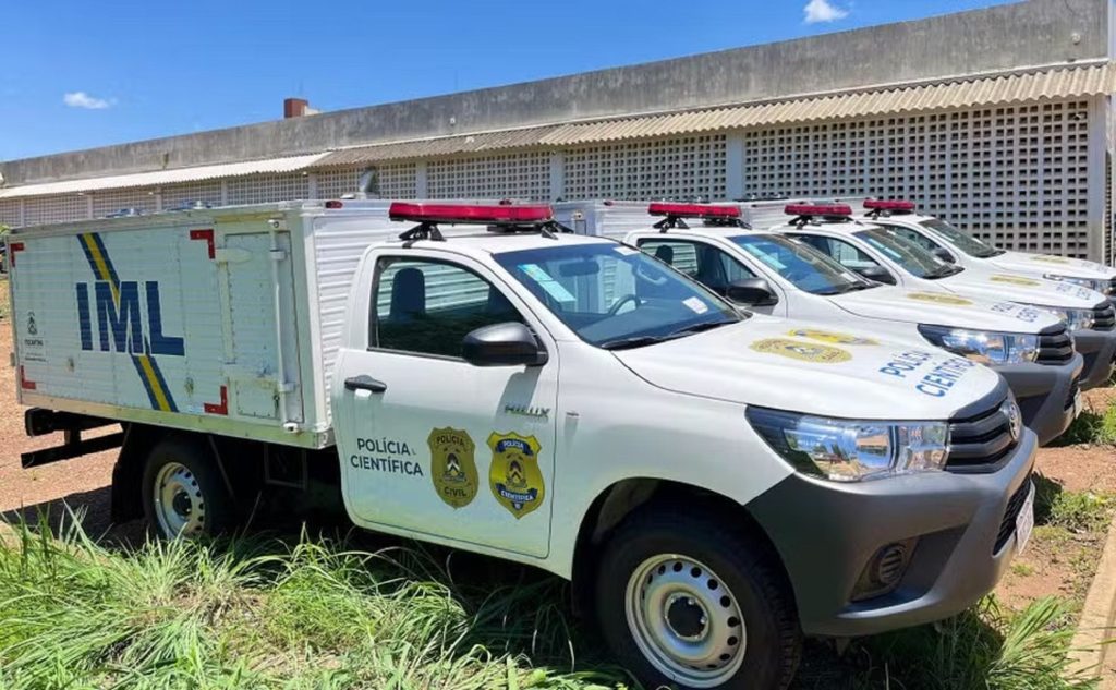 Menina de 4 anos morre após carro capotar e bater em cerca