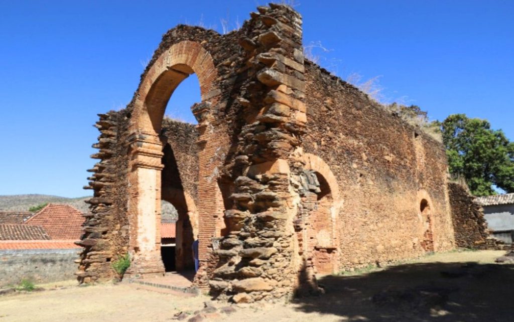 Construída no período colonial, igreja em pedra preserva traços únicos no Tocantins