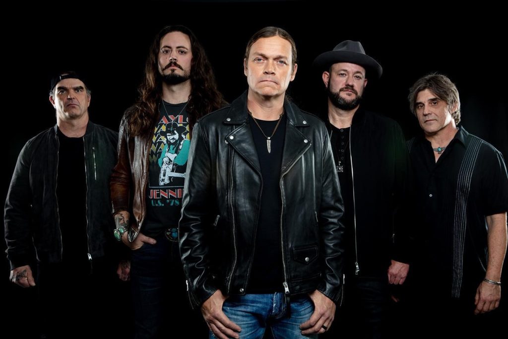 Brad Arnold, vocalista do 3 Doors Down, morre aos 47 anos