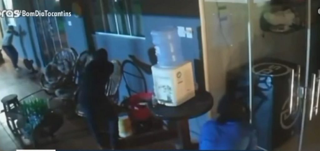 Vídeo mostra criminosos invadindo chácara antes de matar hóspede; assista