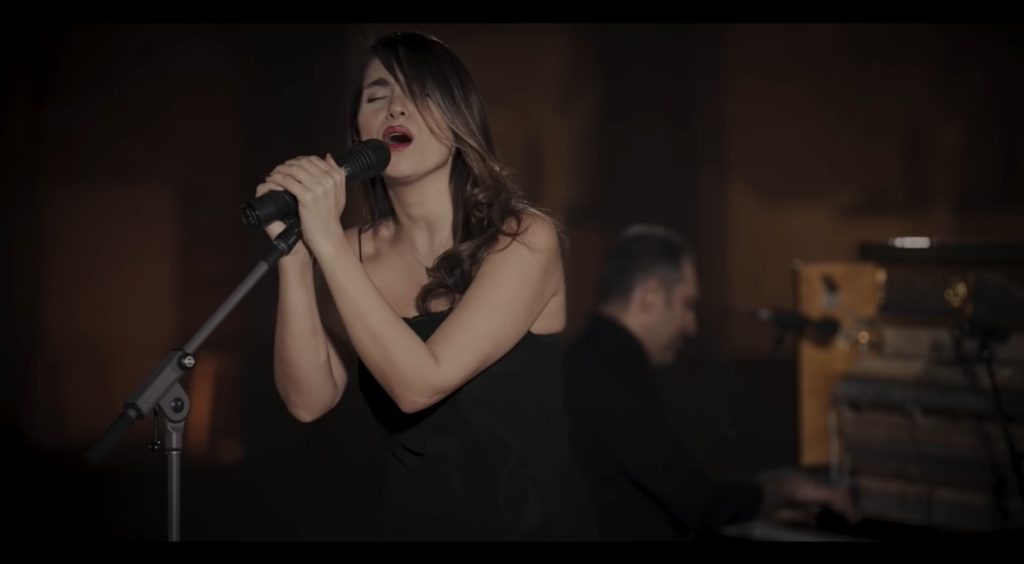 Cantora iraniana é condenada a mais de 70 chibatadas por se apresentar sem hijab em live