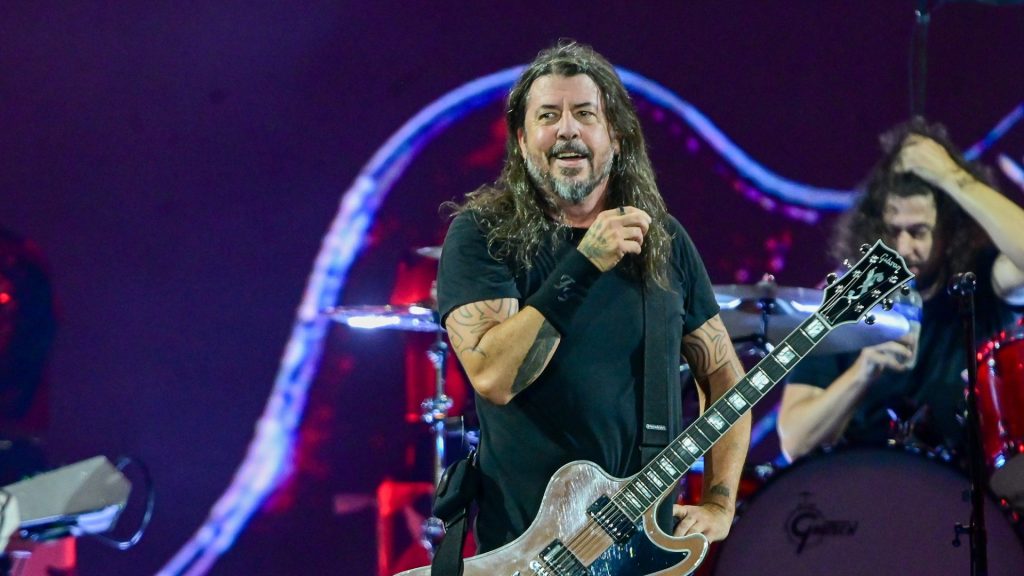 Por que cantar mascando chiclete? A ciência por trás do hábito de Dave Grohl, Pavarotti e Lennon