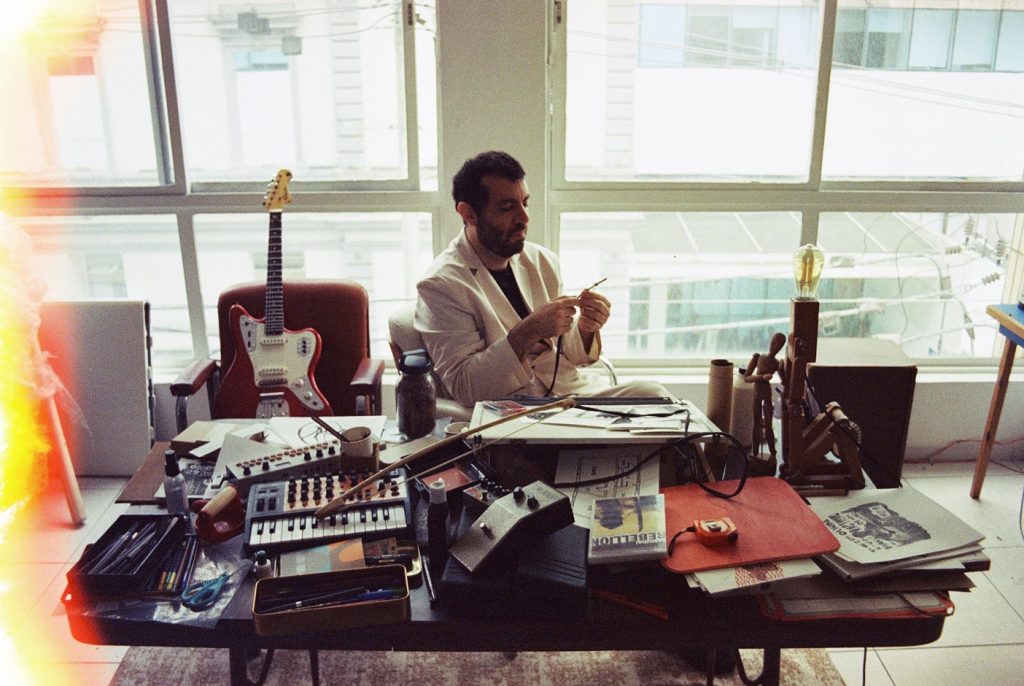 Kiko Dinucci expõe obra inédita da artista plástica Tatiana Blass na capa do terceiro álbum solo, ‘Medusa’