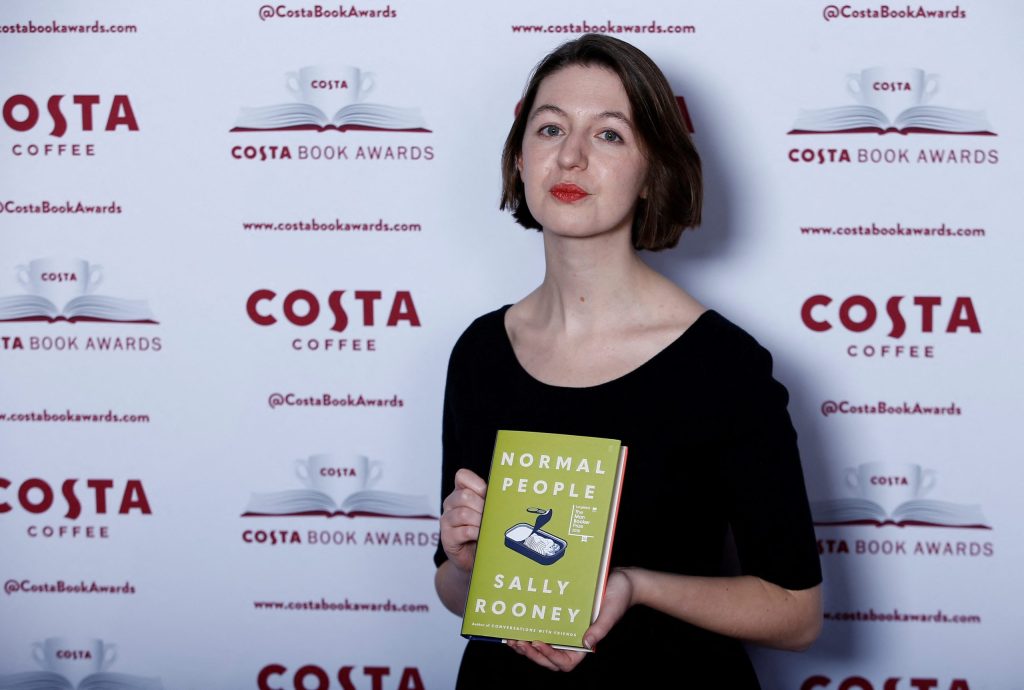 Sally Rooney deixará de ter livros distribuídos no Reino Unido após apoiar grupo pró-Palestina classificado como terrorista