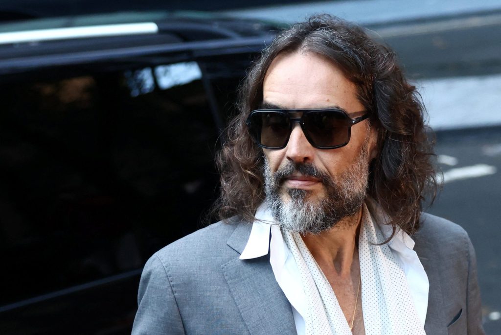 Amiga de mulher que acusa Russell Brand de estupro diz que ator foi ‘muito violento’