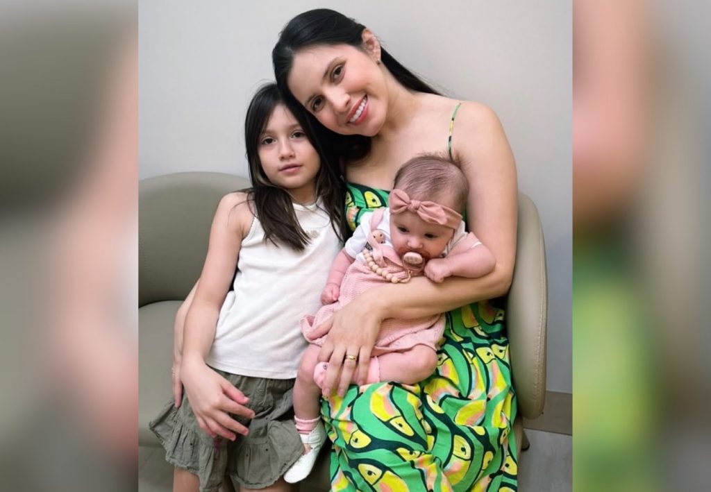 Mãe explica vacina para bebê e reação da menina chama atenção pela fofura; VÍDEO