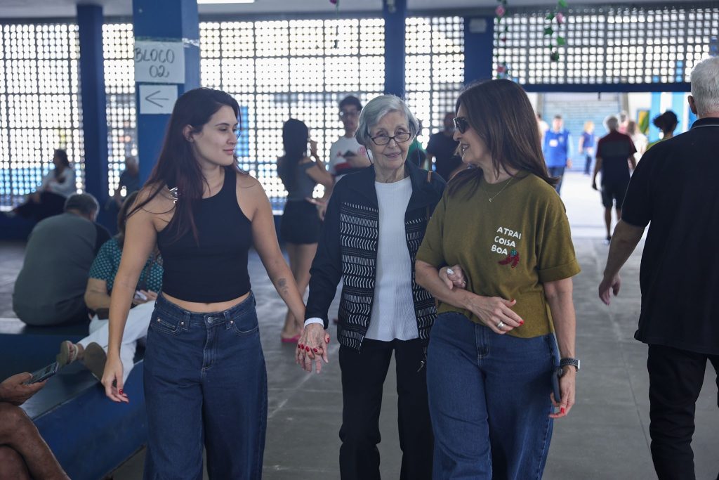 Famosos votam no 1º turno das eleições de 2026; FOTOS